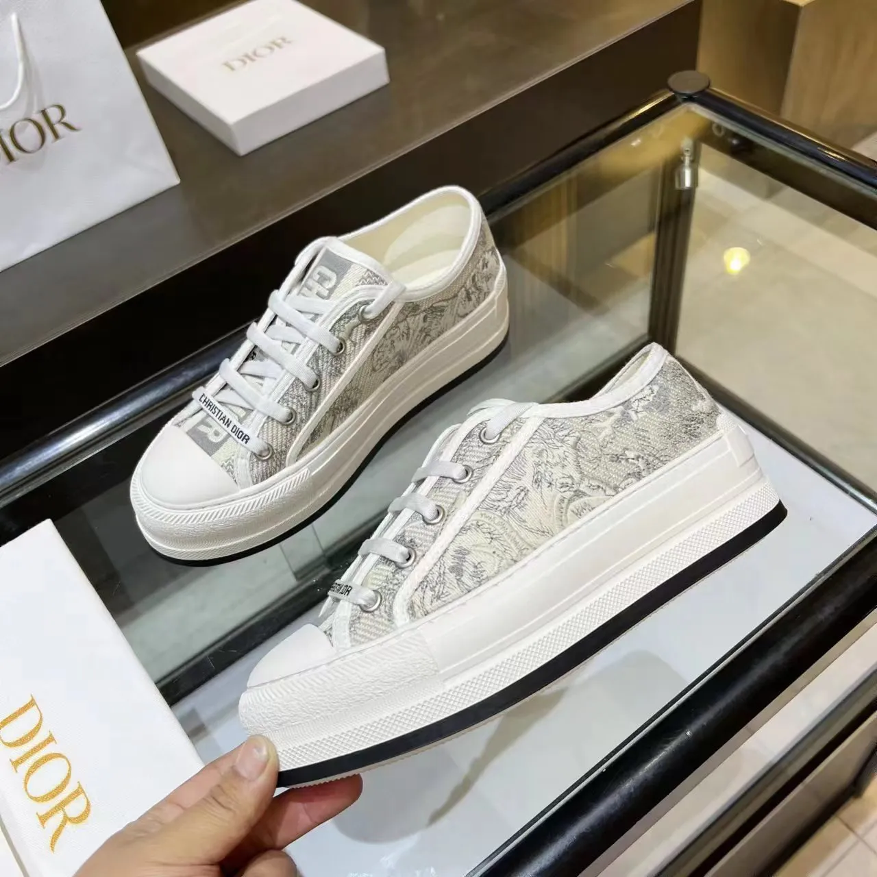 👟👟Ex-factory price 520👟👟 Walk‘n’Dior embroidered mid-top casual shoes are new in 2025. On the fashion stage, Dior embroidered shoes are the well-deserved protagonist. Delicate stitching is used on the upper, every stitch is devoted to the craftsman's efforts, and every thread is woven with artistic poetry. From complex floral patterns to smart geometric textures, embroidery is like the magic that gives shoes life, allowing them to show dynamic beauty even in static conditions.   Wearing Dior embroidered shoes feels like stepping into a dream world full of art. It is not only a pair of shoes, but also a walking piece of art that perfectly integrates fashion and culture. Whether you are strolling on the bustling city streets or attending important social occasions, Dior embroidered shoes can add unique charm to your style and become the focus of everyone's attention.   Choosing Dior embroidered shoes means choosing a persistent pursuit of quality and a unique understanding of fashion. Let it accompany you through every wonderful moment and leave your own fashion mark.  Material: Sheepskin lining, feet, silk cowhide, size 35-41, heel height 5cm